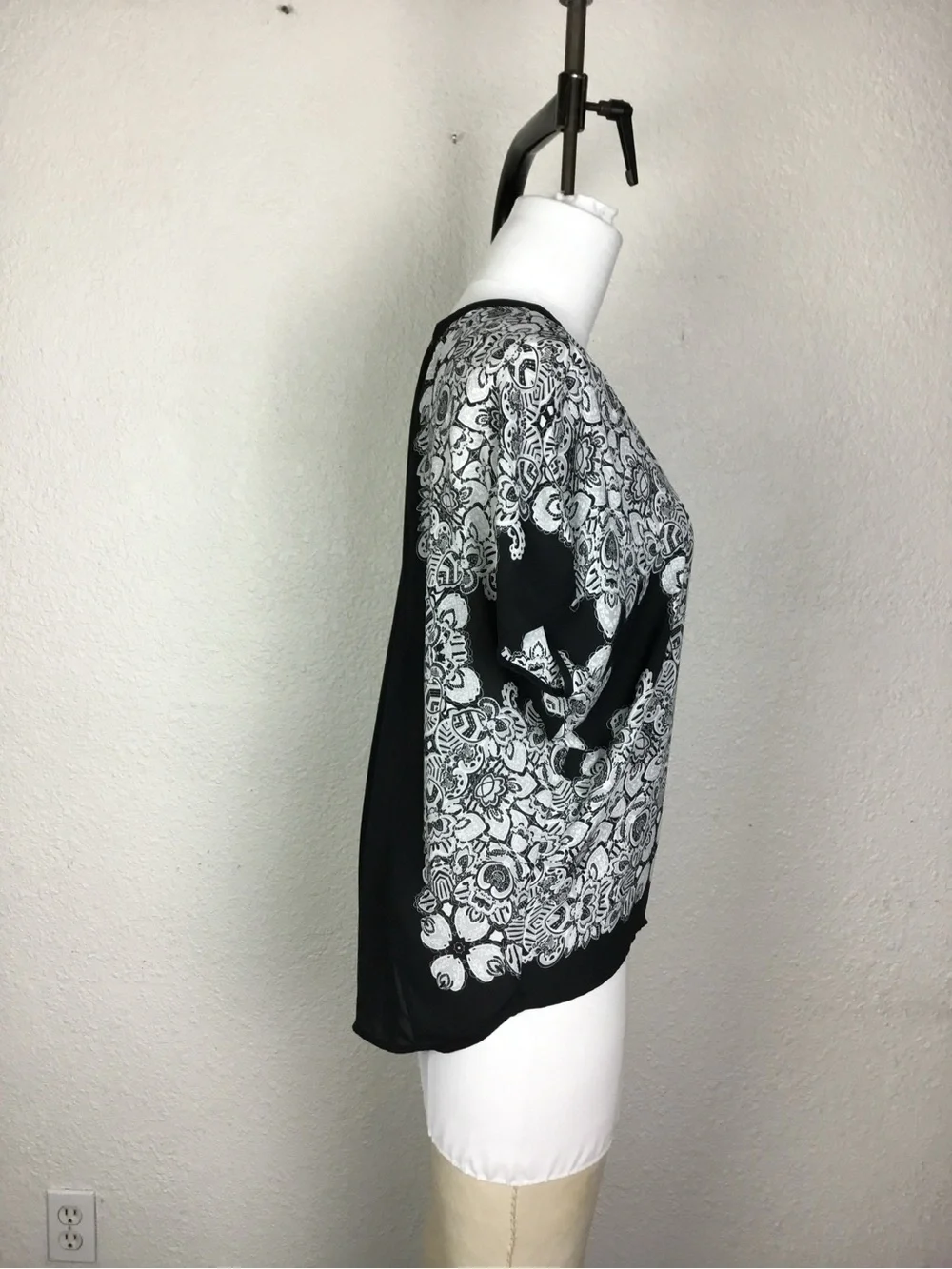 Black and White Lace-Print Short Sleeve Top - Picture 2 of 7